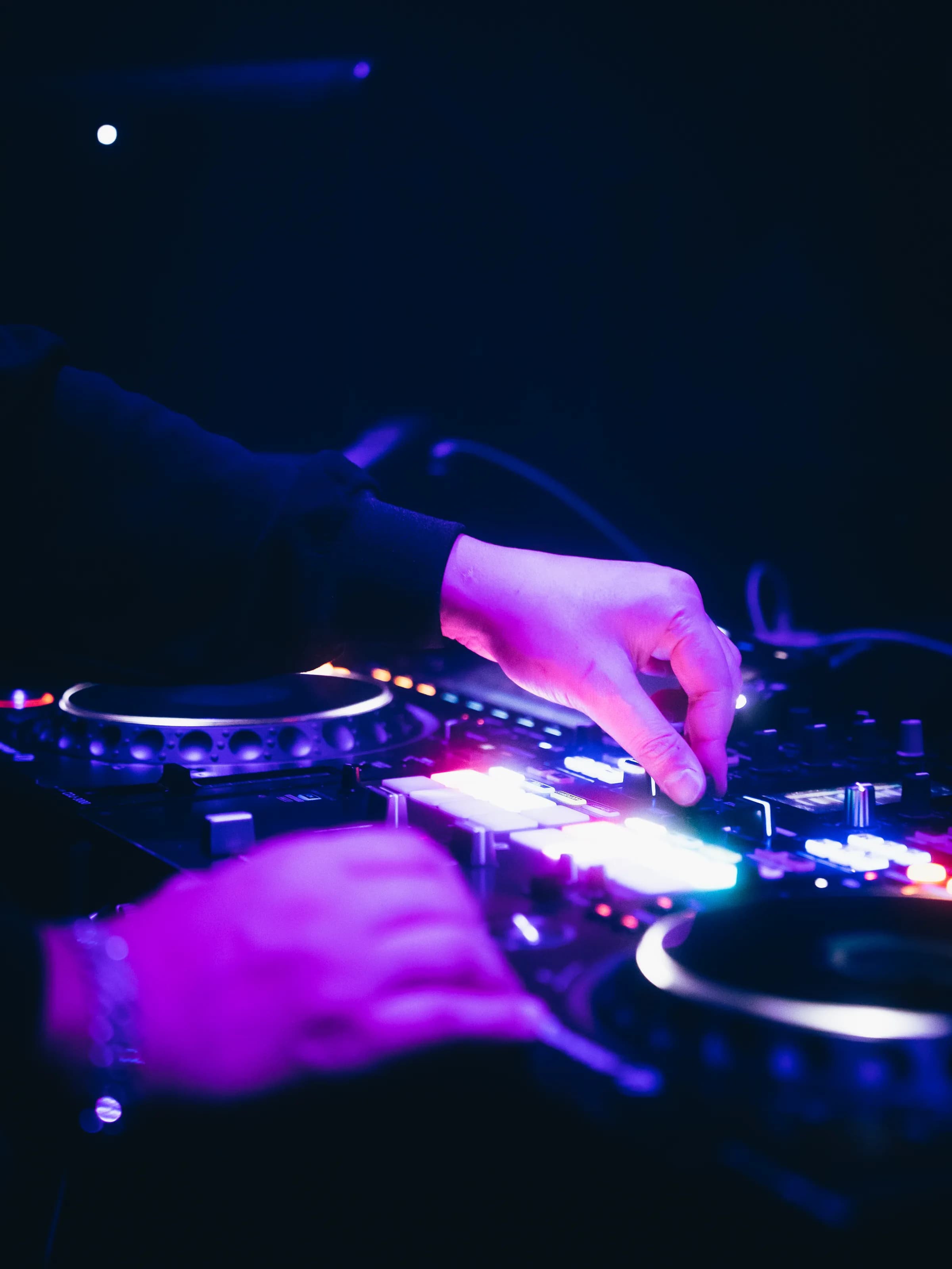 PUREのDJブースでプレイするDJ
