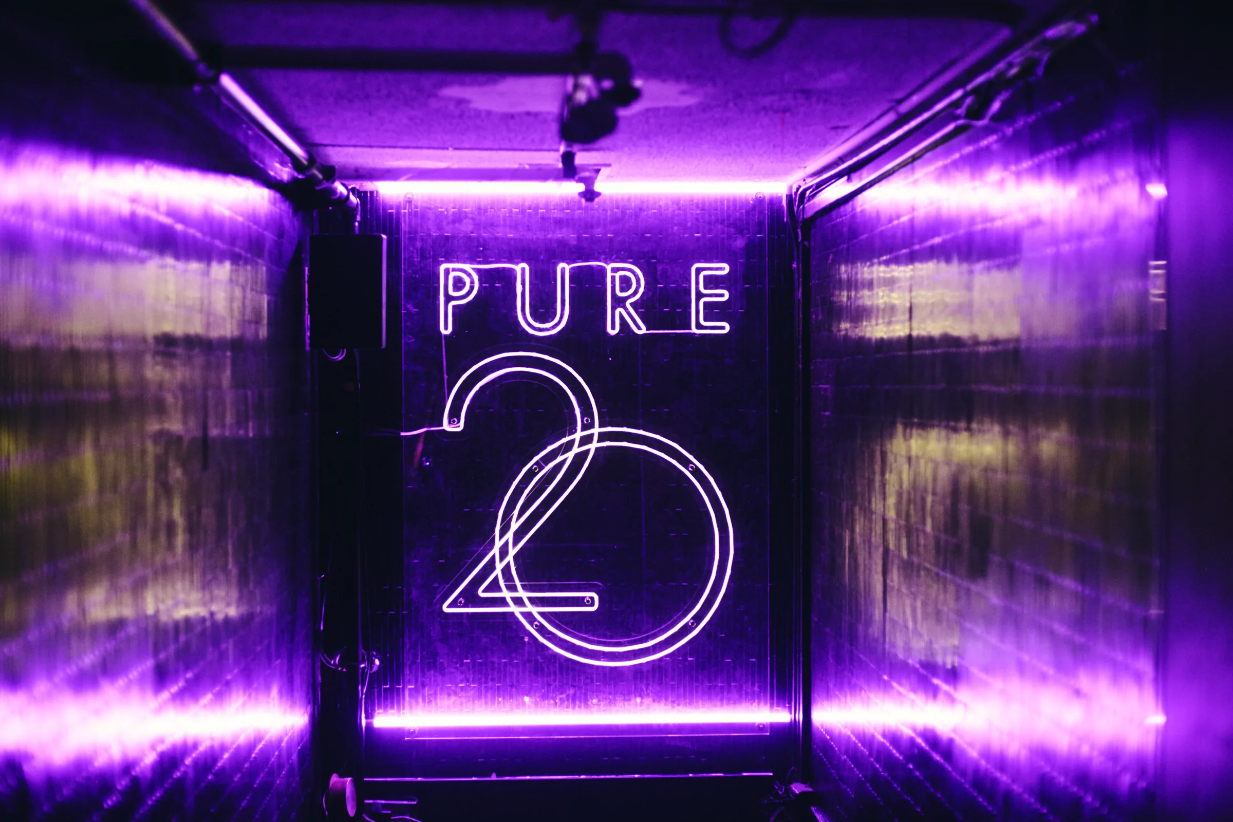 PUREの店内に掲げられたサイネージと装飾