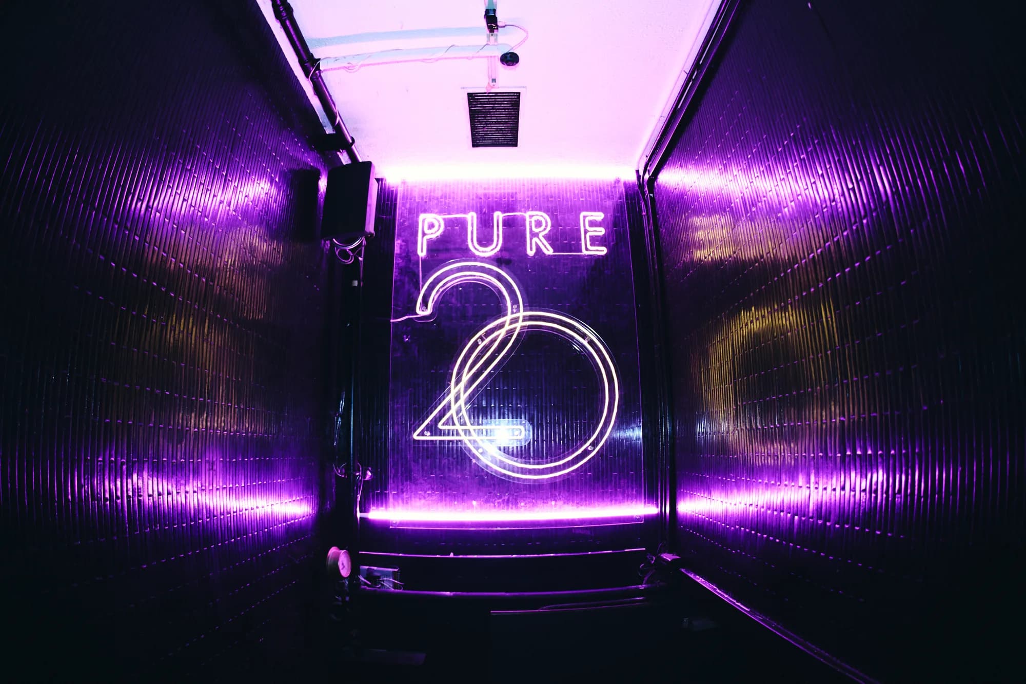 PURE 20のネオンが灯る、店内へ続く通路