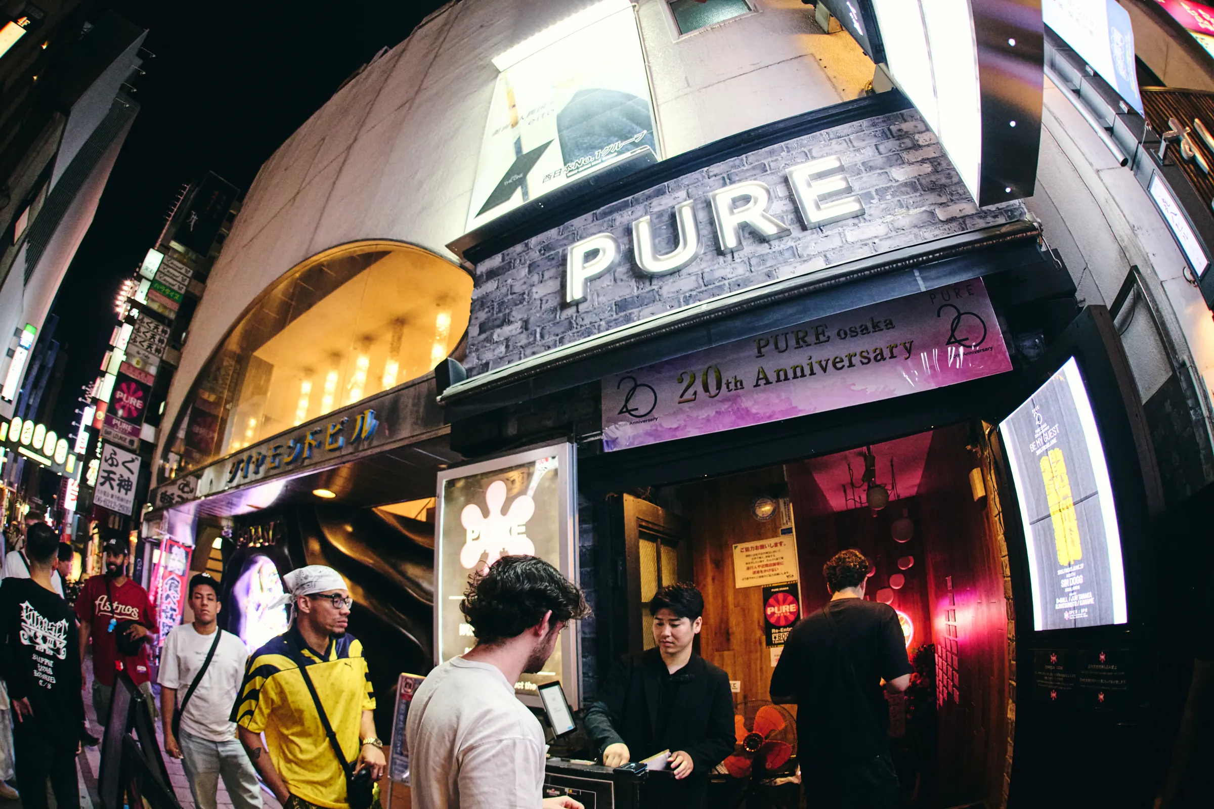 心斎橋筋に面したPURE Osakaの入口とPUREの看板