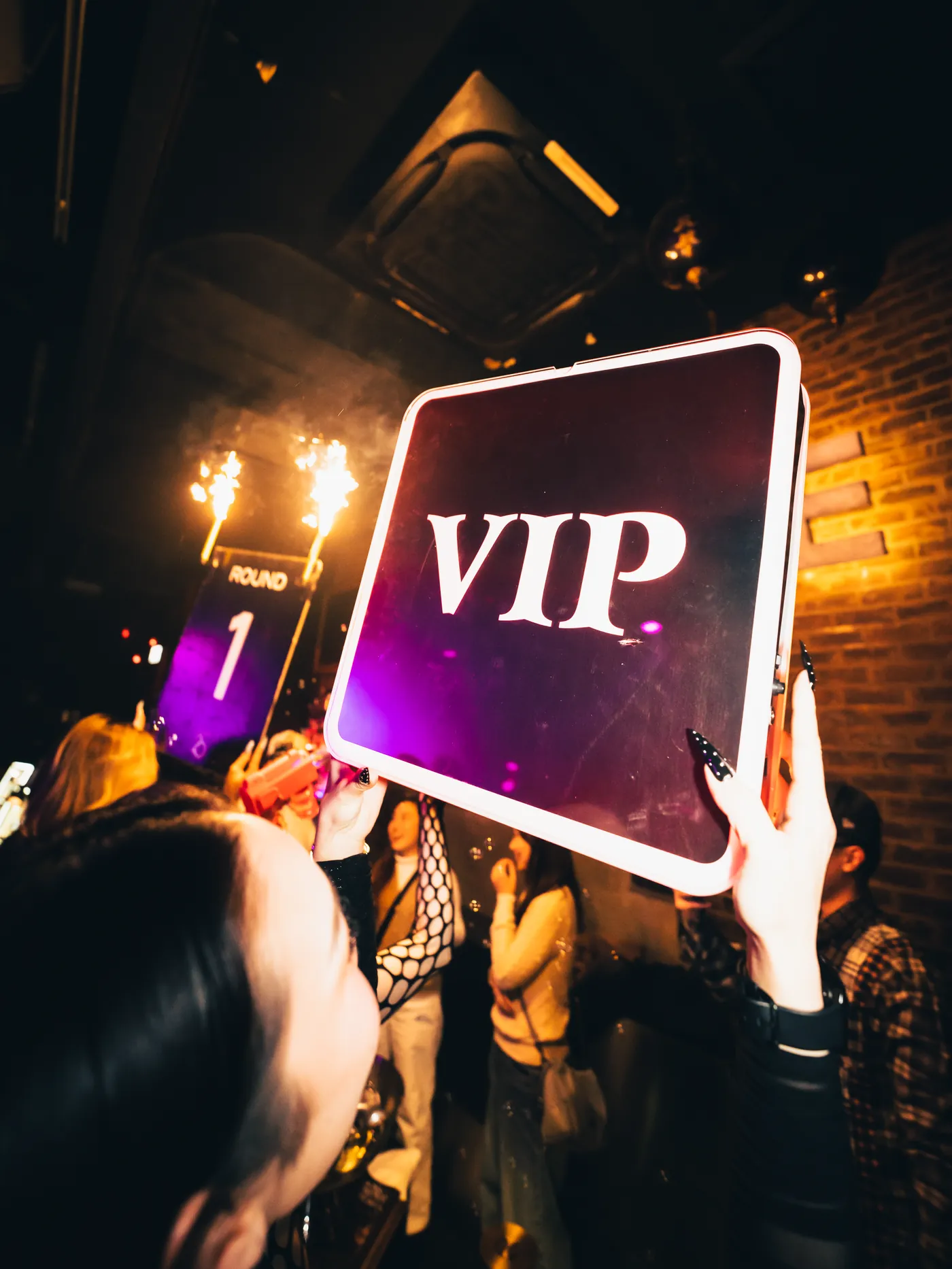 PUREのフロアで掲げられるVIPボードとスパークラーの光